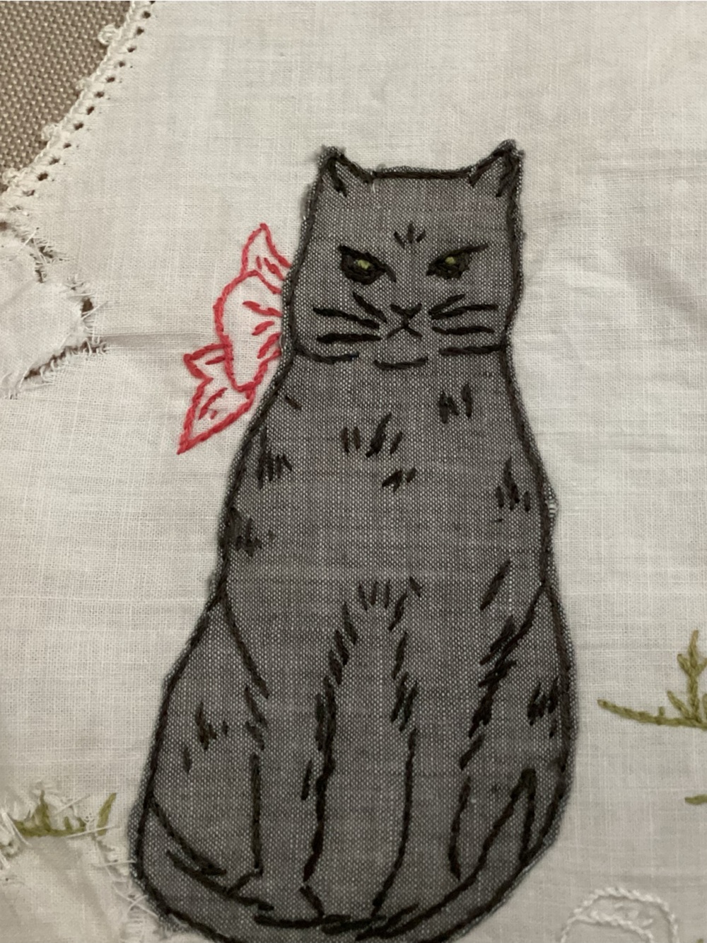 Antique hand-made embroidered linen baby bib featuring a lg. grey cat - Picture 2 of 4